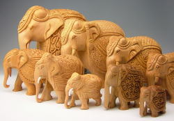 象の木彫りの置物。いろんなデザインとサイズが勢ぞろい！