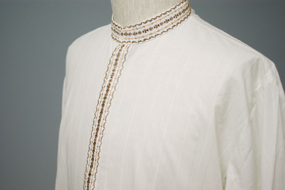 刺繍クルタを斜めから見たところ