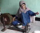 パシュミナを手作業で紡ぐカシミールの女性