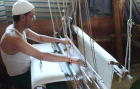 パシュミナを手織りする職人